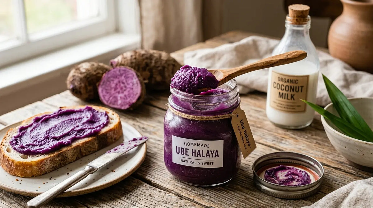 Pot de confiture d'ube halaya maison avec une tartine, des tubercules d'ube et du lait de coco