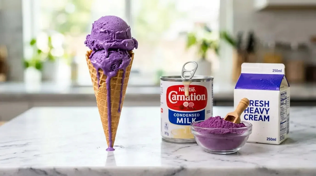 Cône de glace à l'ube violette fondante, à côté de lait concentré, crème fraîche et poudre violette