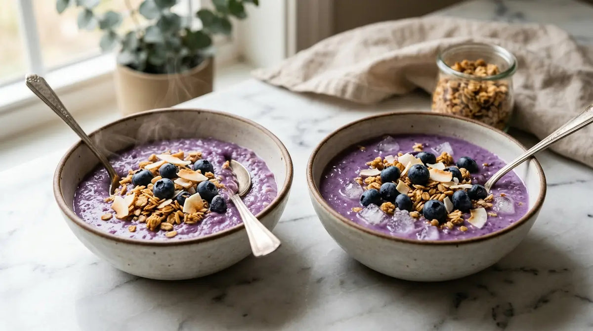Deux bols de porridge violet à l'ube, l'un chaud et fumant, l'autre froid avec glaçons, garnis de granola