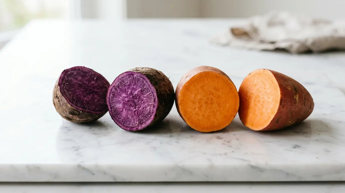 Tubercules d'ube violets et patates douces orange coupés en deux, côte à côte pour comparaison