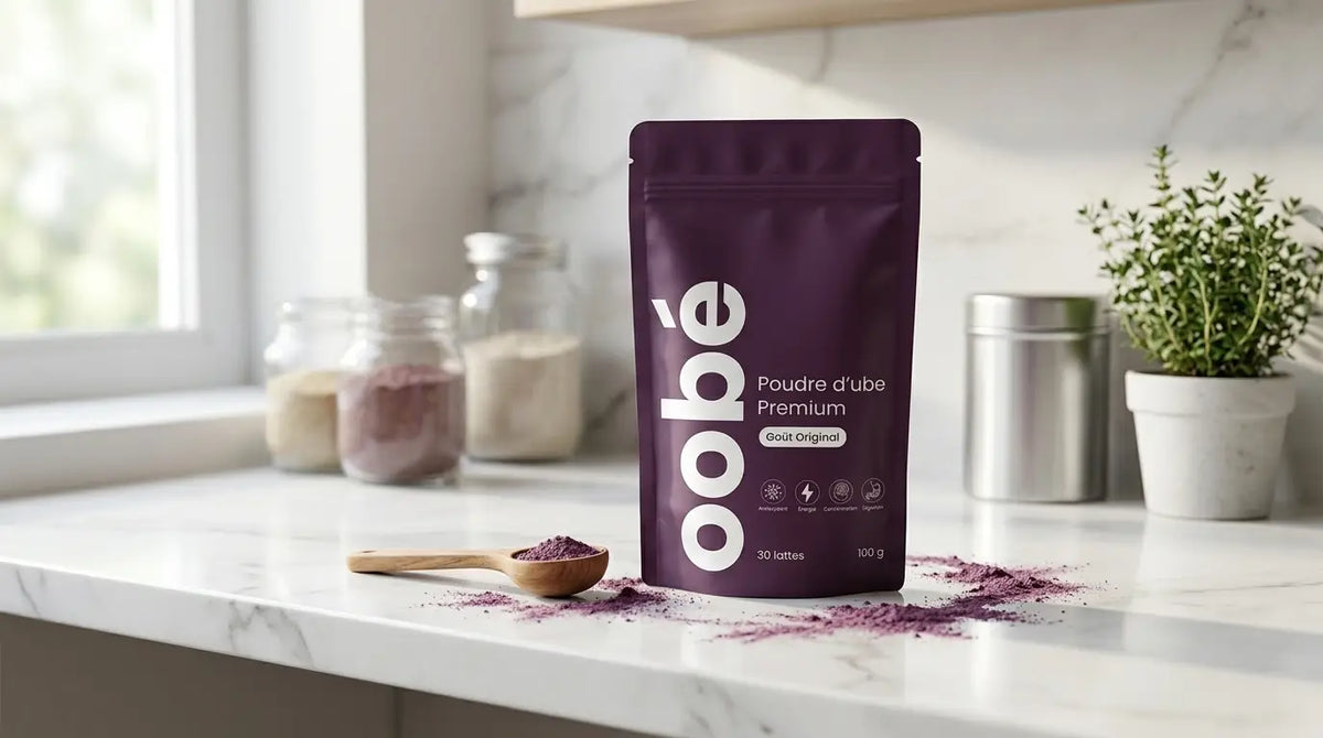 Sachet de poudre d'ube Oobé debout sur un plan de travail, à côté de bocaux de conservation en cuisine