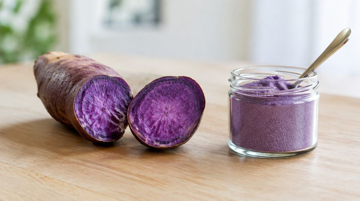 Comparaison entre un tubercule d'ube frais coupé en deux et un pot de poudre d'ube violette